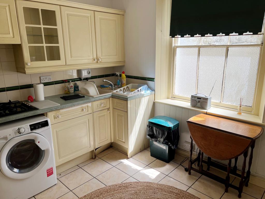 Lot: 172 - GARDEN FLAT WITH PARKING FOR INVESTMENT OR OCCUPATION - View of the kitchen
